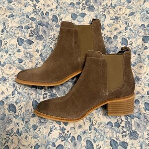 Women’s Taupe Suede Heeled Booties size 6